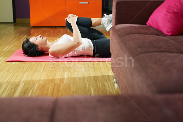 Frau Ausübung home Erwachsenen Ausbildung Bauchmuskeln Stock foto © diego_cervo