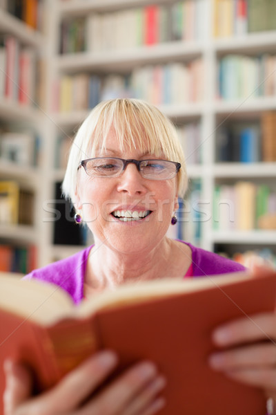 ストックフォト: 幸せ · シニア · 女性 · 眼鏡 · 読む · 図書