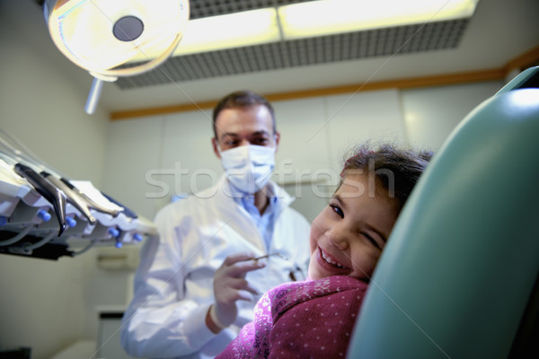 Giovane ragazza divano dentista studio guardando fotocamera Foto d'archivio © diego_cervo