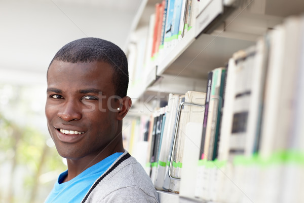 Jeunes africaine homme souriant bibliothèque Photo stock © diego_cervo