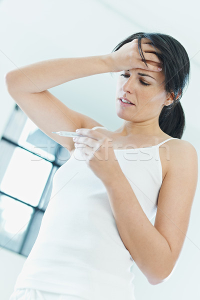 Betegség nő elvesz hőmérséklet kéz homlok Stock fotó © diego_cervo