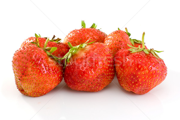 Smaczny dojrzały czerwony truskawek odizolowany biały Zdjęcia stock © digitalr