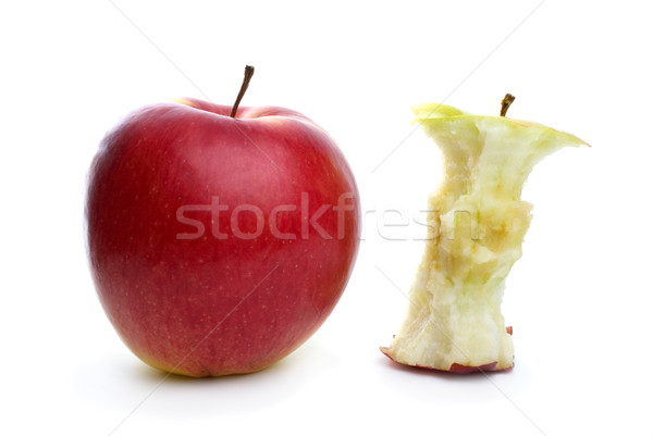 Intreg măr nucleu izolat alb roşu Imagine de stoc © digitalr