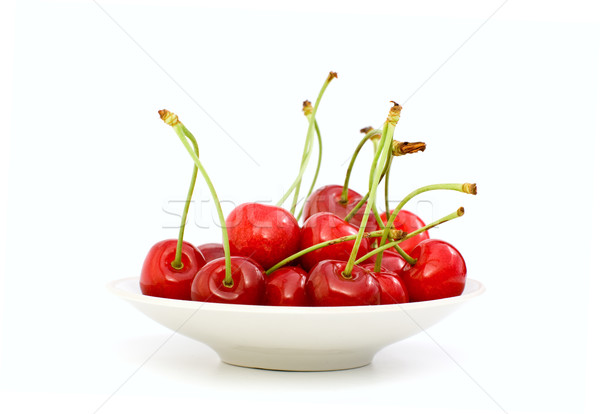 Soucoupe rouge cerises isolé blanche Photo stock © digitalr