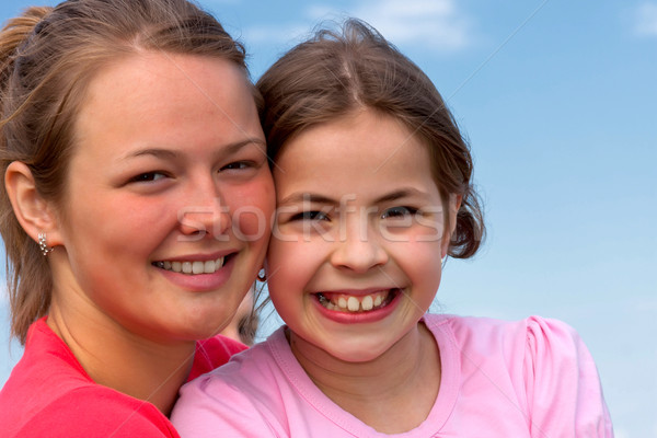 Siostry młodych cieszyć się życia wiosną twarz Zdjęcia stock © digoarpi