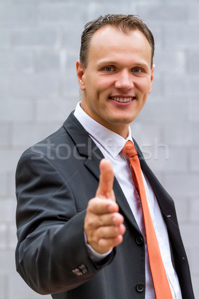 Biznesmen szczęśliwy uśmiechnięty młodych front kamery Zdjęcia stock © digoarpi