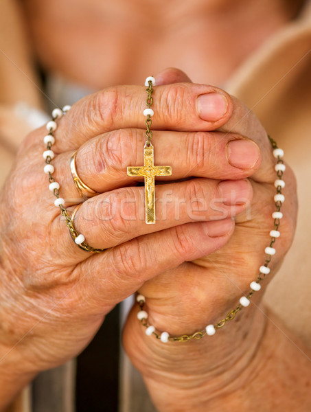 Rezando rosario mujer Jesús Biblia culto Foto stock © digoarpi