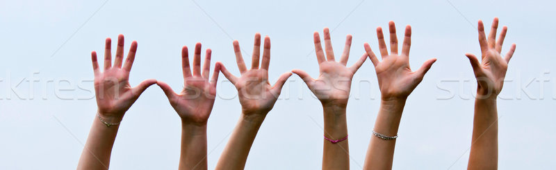 Mains trois filles au-dessus fille communication Photo stock © digoarpi