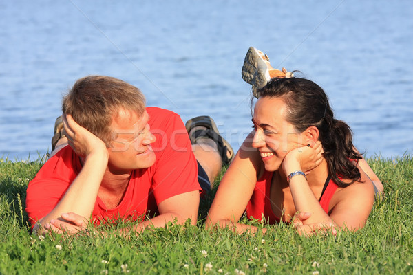 Para radosny brzegu jezioro twarz Zdjęcia stock © digoarpi