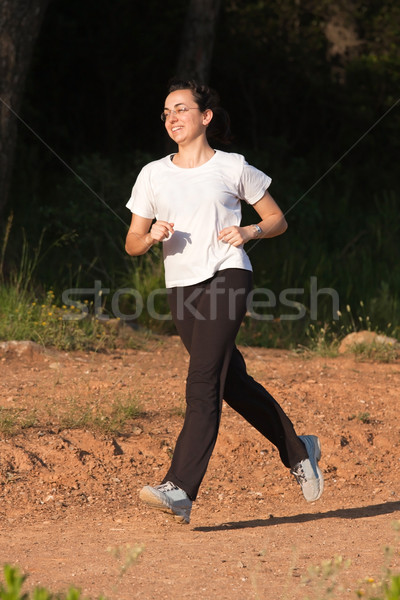 Junge Mädchen läuft Freien genießen Bewegung Wald Stock foto © digoarpi