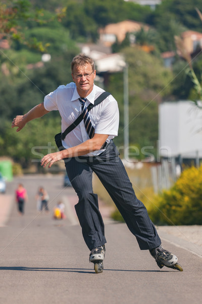 Jeunes homme d'affaires travaux skate affaires route [[stock_photo]] © digoarpi