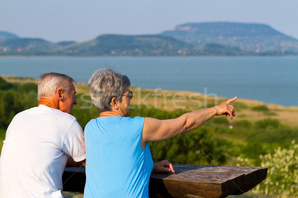 Foto stock: Pareja · de · ancianos · ancianos · Pareja · sesión · hombre · feliz