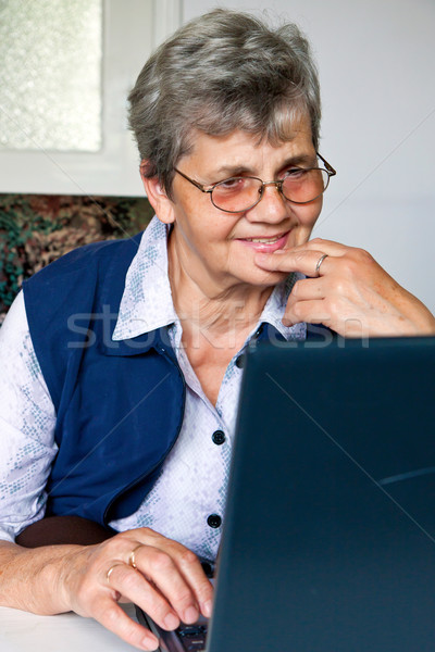 Starszy kobieta pani komputera rodziny Internetu Zdjęcia stock © digoarpi