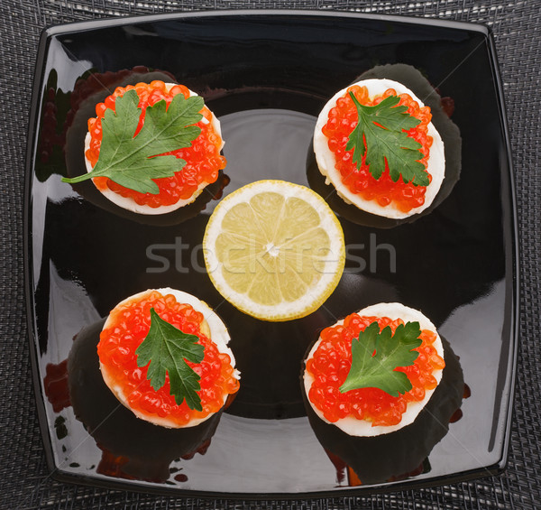 Caviar ouă negru placă petrecere mic dejun Imagine de stoc © DimaP