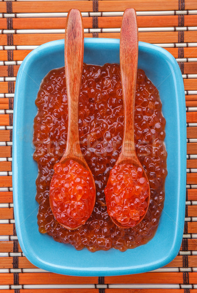 Roşu caviar linguri albastru placă Imagine de stoc © DimaP