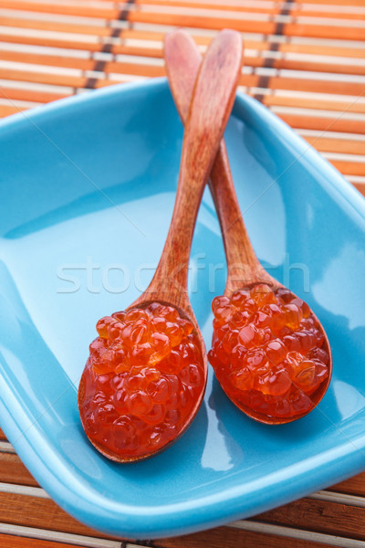 Roşu caviar linguri albastru placă Imagine de stoc © DimaP