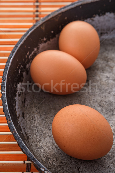Ouă tigaie trei maro vechi negru Imagine de stoc © DimaP