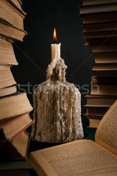 Lumânare sticlă vechi cărţi carte Imagine de stoc © DimaP