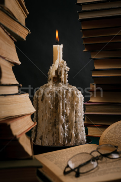 Lumânare sticlă vechi cărţi carte Imagine de stoc © DimaP