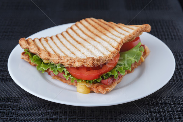 Sandwich gratar brânză tomate salată verde Imagine de stoc © DimaP