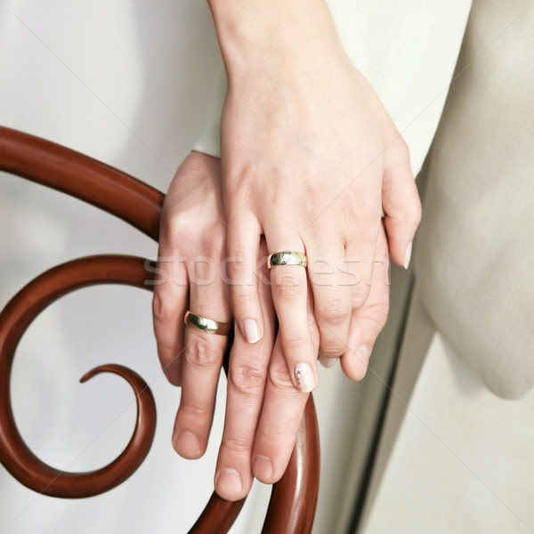 Friss házasok fiatal pér mutat felfelé gyűrűk kéz Stock fotó © Dinga