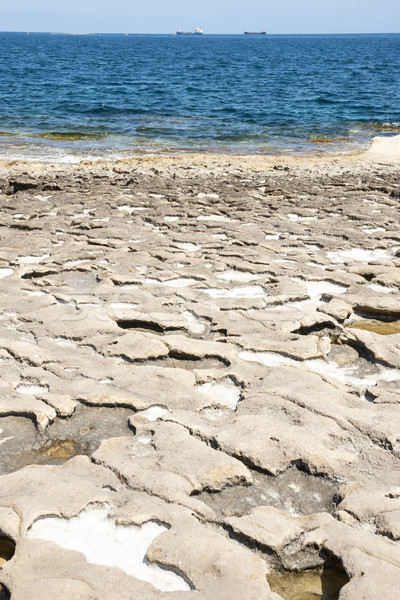 Wybrzeża Malta człowiek soli produkcji krajobraz Zdjęcia stock © dinozzaver