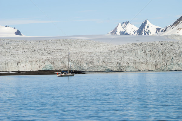 Segeln Boot Gletscher arktisch Berge Natur Stock foto © dinozzaver