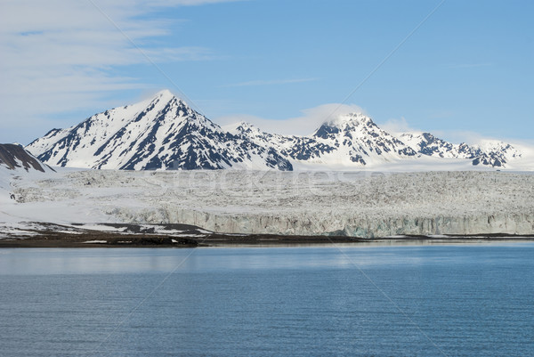 Ghetar arctic munţi in spatele natură mare Imagine de stoc © dinozzaver