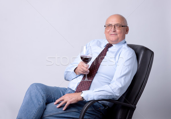 Portret de succes senior om sticlă vin Imagine de stoc © Discovod