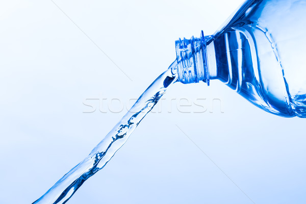 Rece apă transparent plastic sticlă Imagine de stoc © Discovod