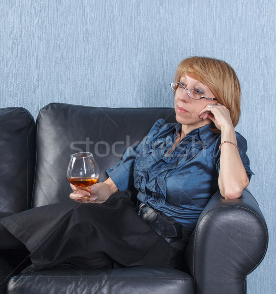 Femeie sticlă brandy canapea portret Imagine de stoc © Discovod