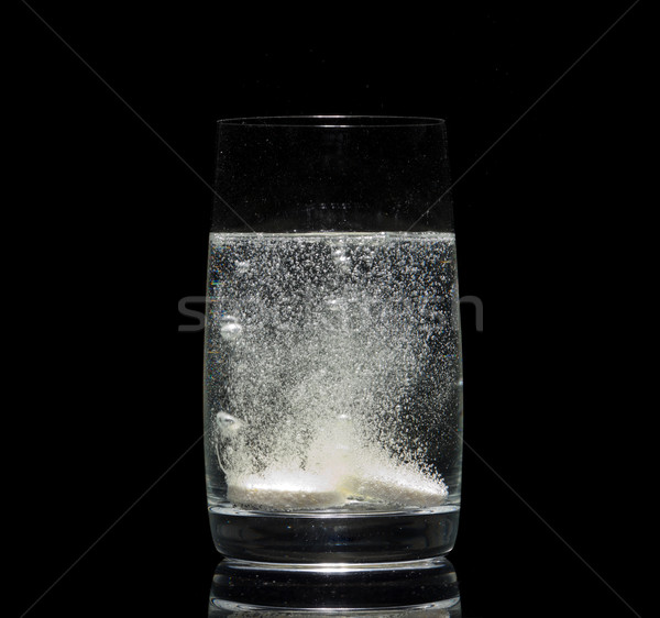 [[stock_photo]]: Aspirine · comprimé · verre · eau · noir · médecine