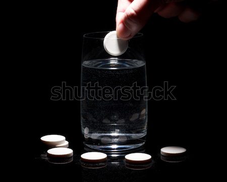 Fájdalomcsillapító tabletta kéz fekete víz orvosi Stock fotó © Discovod