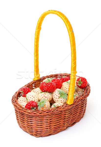 Dojrzały biały czerwony truskawek koszyka żywności Zdjęcia stock © Discovod