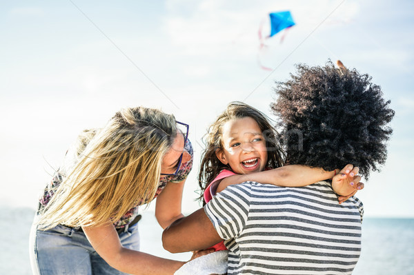 Stock fotó: Boldog · család · repülés · papírsárkány · szórakozás · tengerpart · többnemzetiségű