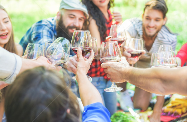 Feliz amigos copas de vino picnic ciudad Foto stock © DisobeyArt