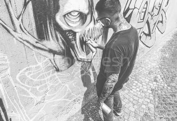 Tatuaż graffiti pisarz malarstwo kolor spray Zdjęcia stock © DisobeyArt