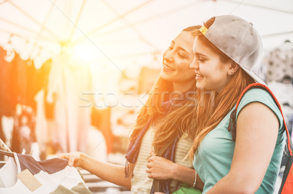 Stockfoto: Jonge · vrouwen · winkelen · wekelijks · doek · markt · zonsondergang