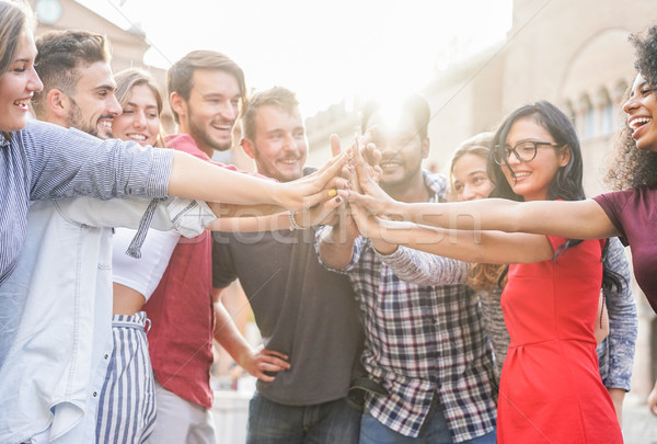 Foto stock: Jovem · estudantes · mãos · ao · ar · livre · faculdade · escola