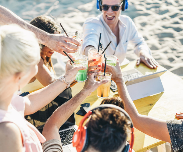 Groep vrienden juichen tropische cocktails strand Stockfoto © DisobeyArt