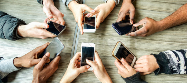 Csoport barátok szórakozás együtt okostelefonok közelkép Stock fotó © DisobeyArt