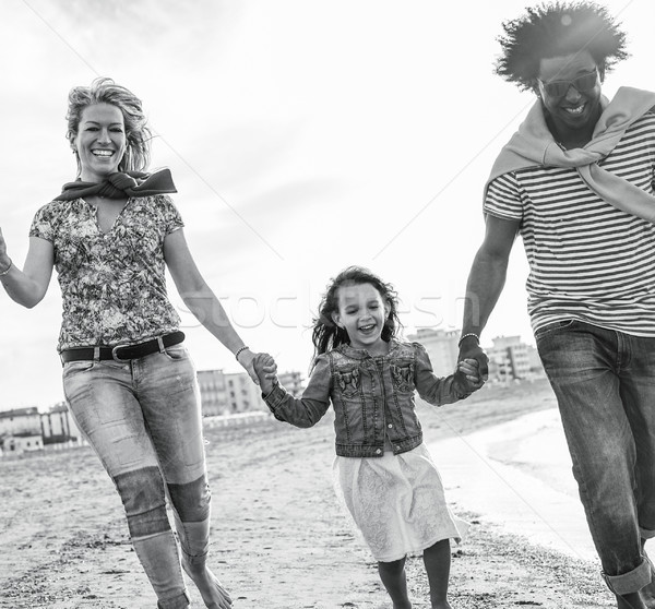 Halfbloed familie vrienden lopen strand Stockfoto © DisobeyArt