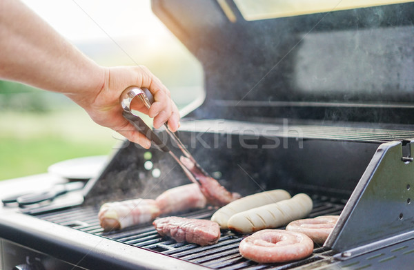 Man koken verschillend vlees professionele barbecue Stockfoto © DisobeyArt