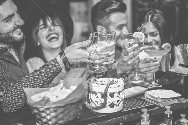Gelukkig vrienden juichen cocktail jazz bar Stockfoto © DisobeyArt