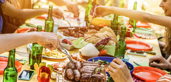 Gelukkig vrienden eten barbecue vlees outdoor Stockfoto © DisobeyArt