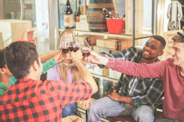 Cultuur vrienden juichen rode wijn wijnmakerij Stockfoto © DisobeyArt
