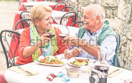 Casal de idosos vinho alimentação ao ar livre marido Foto stock © DisobeyArt