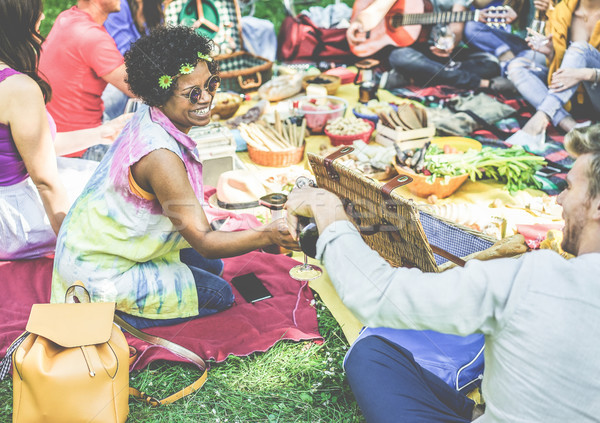 Csoport barátok készít piknik iszik város Stock fotó © DisobeyArt