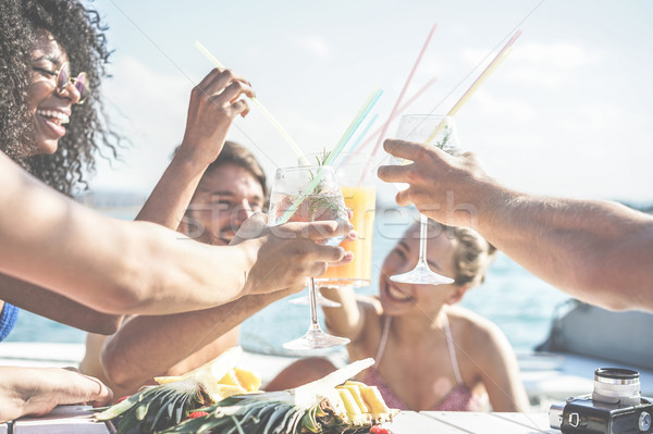 Stock foto: Glücklich · Freunde · trinken · tropischen · Cocktails · Boot