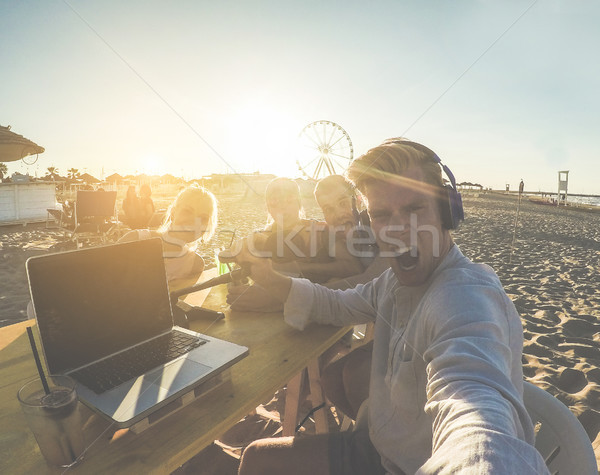 Jovem amigos vídeo viver de streaming Foto stock © DisobeyArt